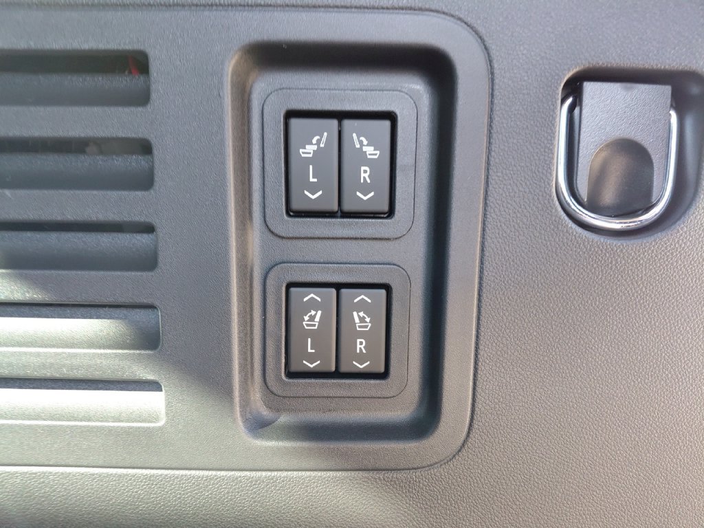 Used 2026 Chevrolet Traverse RS FWD image 28