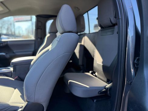 Used 2017 Toyota Tacoma 2WD Access Cab image 14