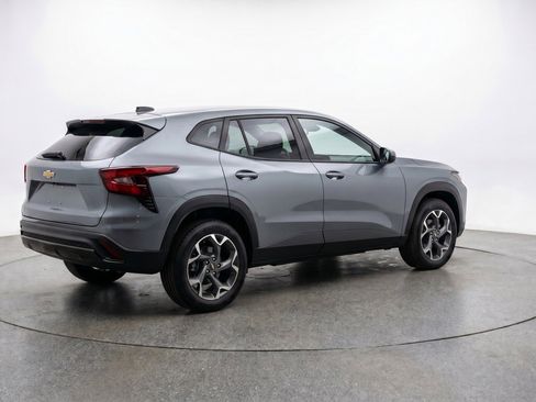 Used 2025 Chevrolet Trax LT FWD image 9
