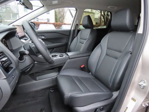 Used 2025 Nissan Rogue SL image 13