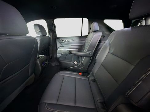 Used 2025 Chevrolet Traverse LT FWD image 27