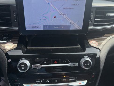 Used 2023 Ford Explorer Limited w/ Equipment Group 301A image 27