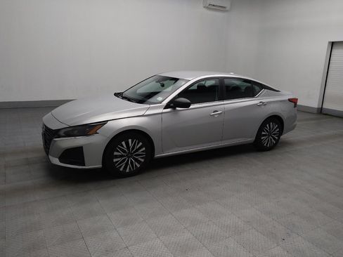 Used 2024 Nissan Altima 2.5 SV image 2