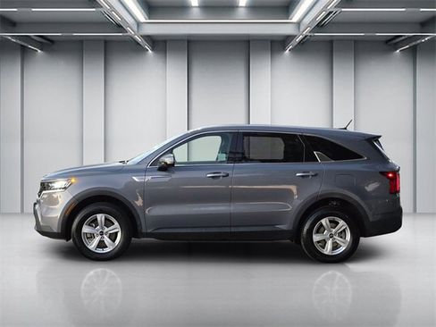 Used 2023 Kia Sorento LX image 7