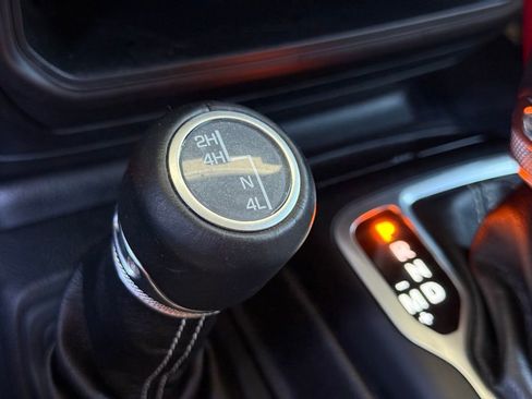 Used 2018 Jeep Wrangler Unlimited Sahara image 32