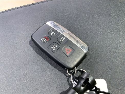 Used 2017 Land Rover Discovery HSE AWD/4WD image 9