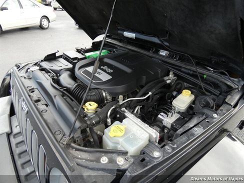 Used 2017 Jeep Wrangler Unlimited Sahara w/ Connectivity Group image 8