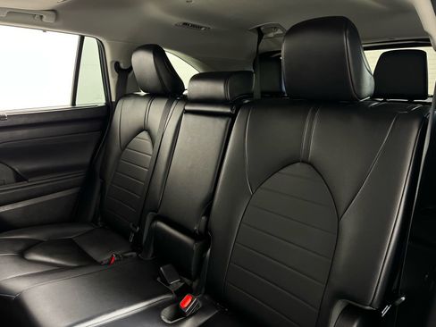 Certified 2023 Toyota Highlander XLE image 22