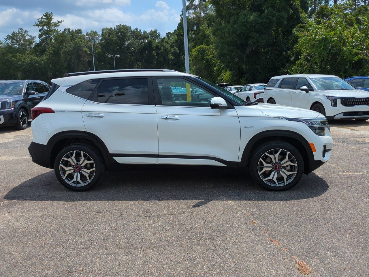 Certified 2023 Kia Seltos SX w/ SX Sunroof Package AWD/4WD image 4