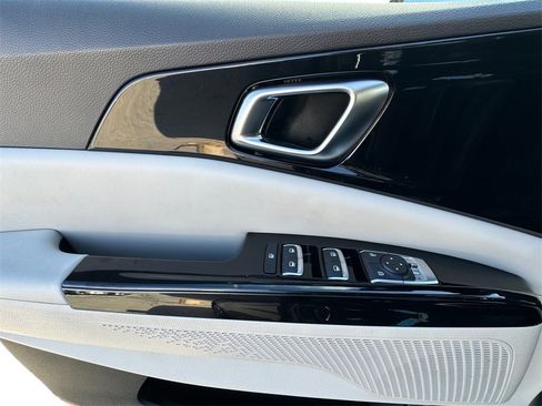 Used 2024 Kia Carnival EX image 11