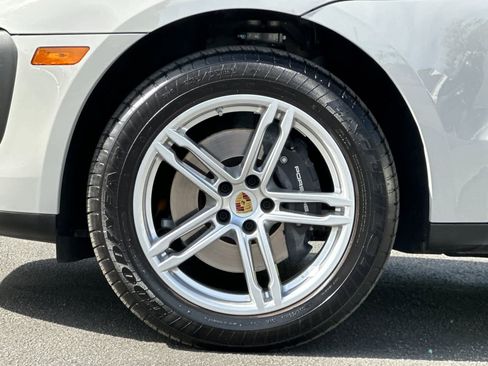 Certified 2025 Porsche Macan image 30