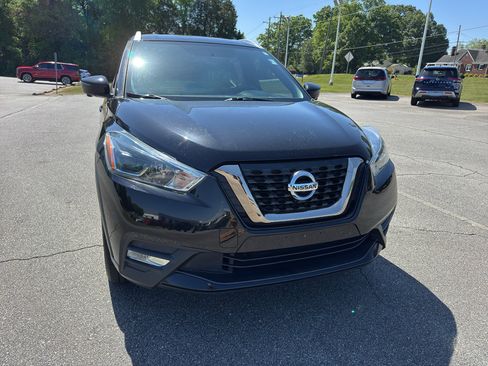 Used 2019 Nissan Kicks SR w/ SR Premium Package FWD image 2