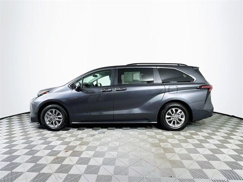 Used 2025 Toyota Sienna XLE image 5
