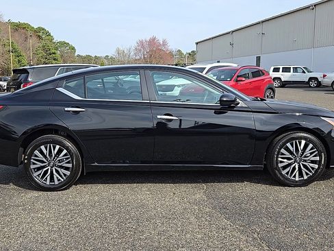 Used 2025 Nissan Altima 2.5 SV AWD/4WD image 9