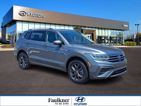 Used 2024 Volkswagen Tiguan SE w/ Panoramic Sunroof Package FWD image 1
