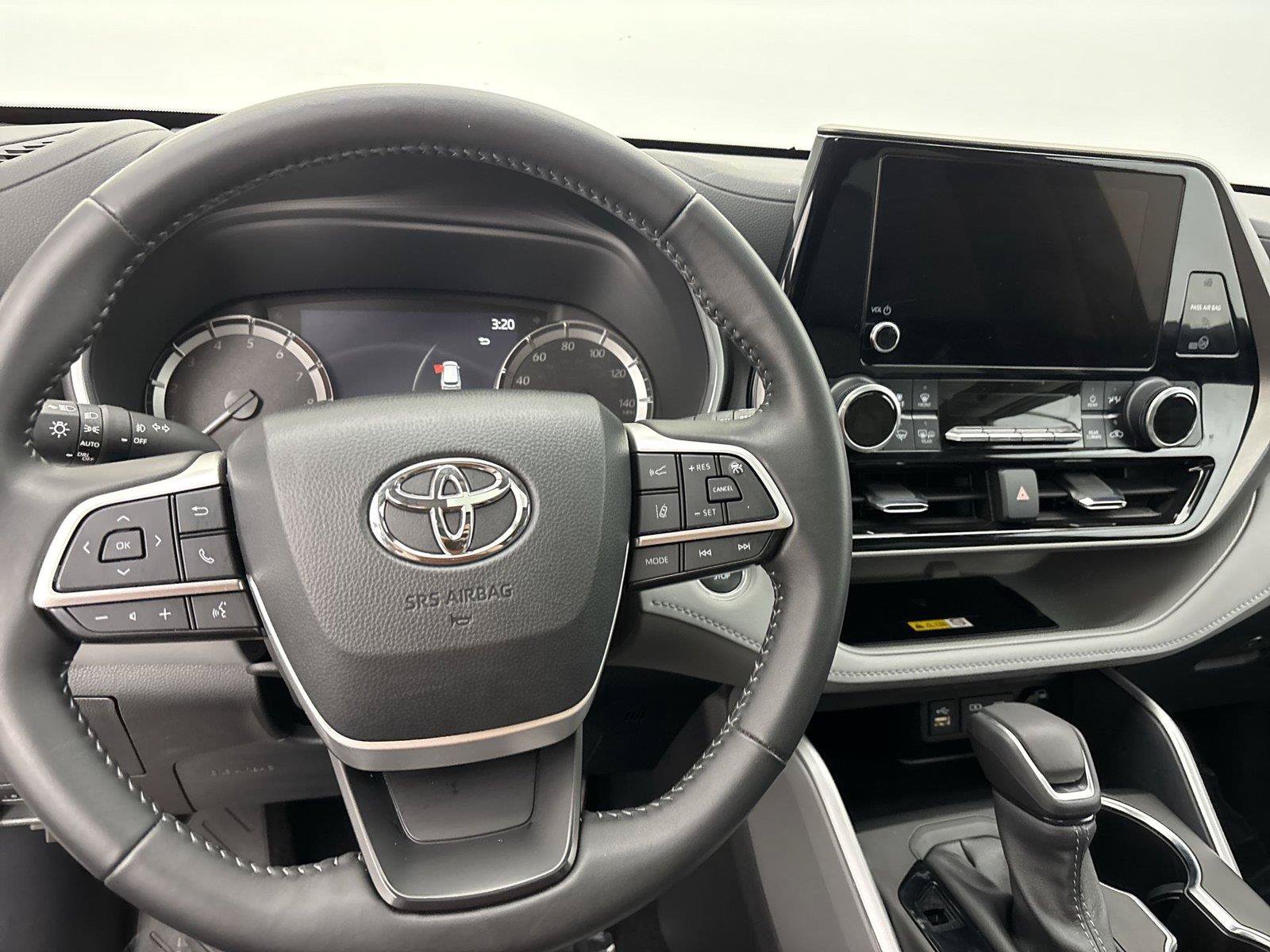 Used 2024 Toyota Highlander XLE AWD/4WD image 22