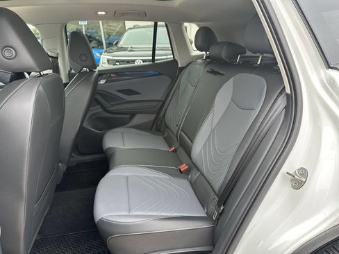 Used 2026 Volkswagen Tiguan SE AWD/4WD image 13