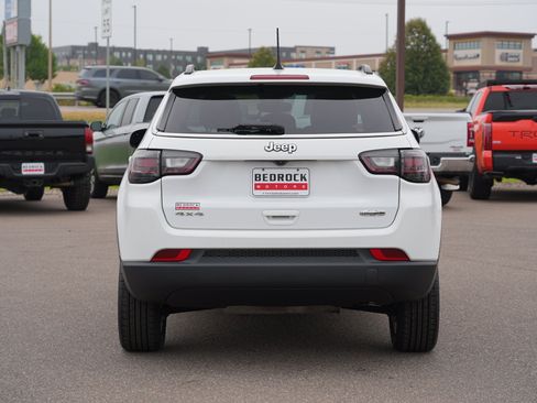 Used 2022 Jeep Compass Latitude w/ Sun and Sound Group AWD/4WD image 4