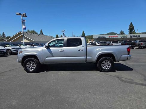 Used 2018 Toyota Tacoma SR5 AWD/4WD image 11