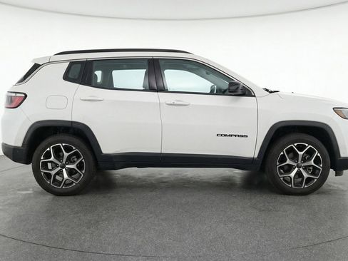 Used 2025 Jeep Compass Limited image 11