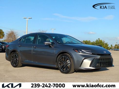 Used 2025 Toyota Camry XLE image 2