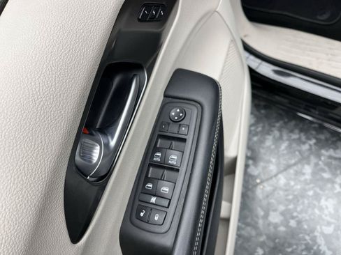 Used 2024 Chrysler Pacifica Touring-L FWD image 7