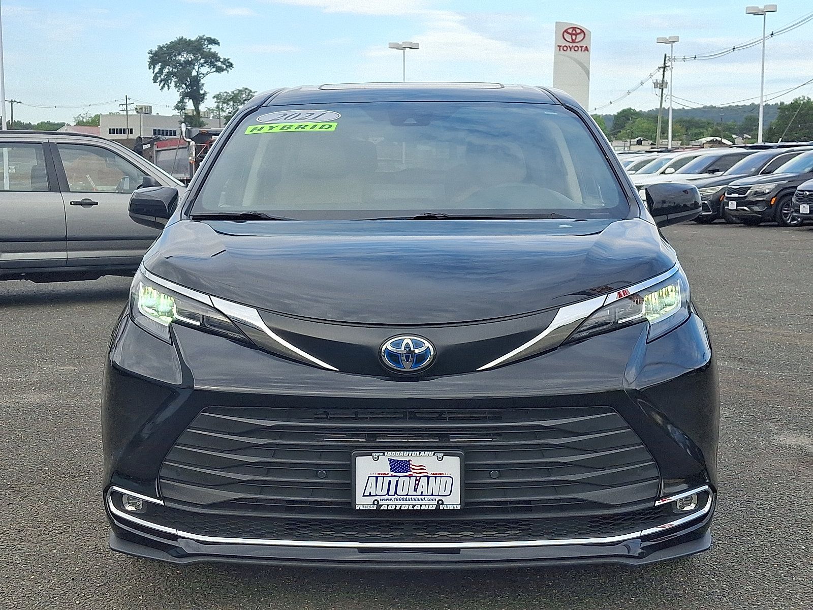 Used 2021 Toyota Sienna XLE AWD/4WD image 2