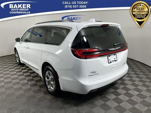 Used 2021 Chrysler Pacifica Limited w/ Uconnect Theater Family Group image 7