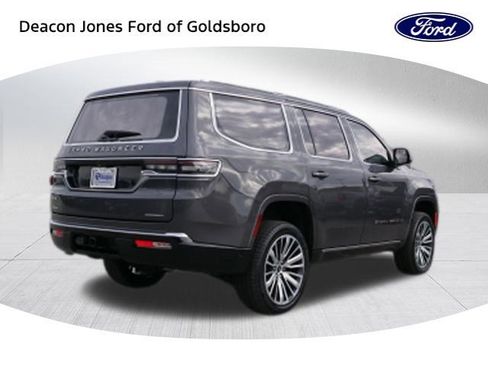 Used 2022 Jeep Grand Wagoneer Series III image 3