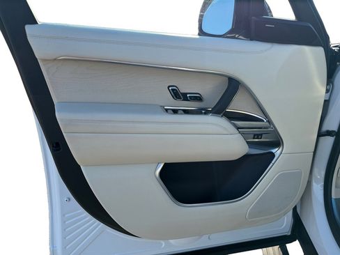 Used 2023 Land Rover Range Rover SE image 12