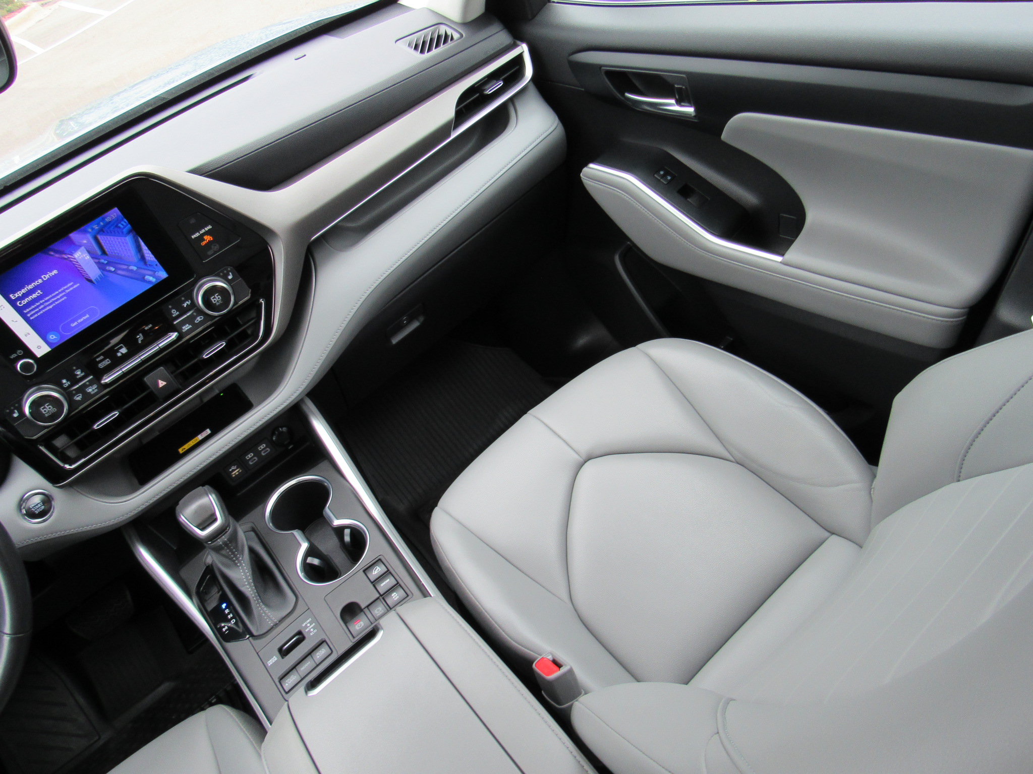 Used 2023 Toyota Highlander XLE AWD/4WD image 34