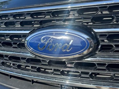 Used 2021 Ford Explorer XLT w/ Equipment Group 202A image 8