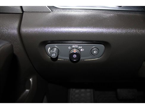 Used 2021 Chevrolet Traverse LT image 32