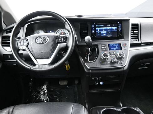 Used 2017 Toyota Sienna SE FWD image 20