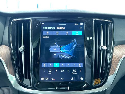 Used 2025 Volvo V60 B5 Cross Country Plus image 28
