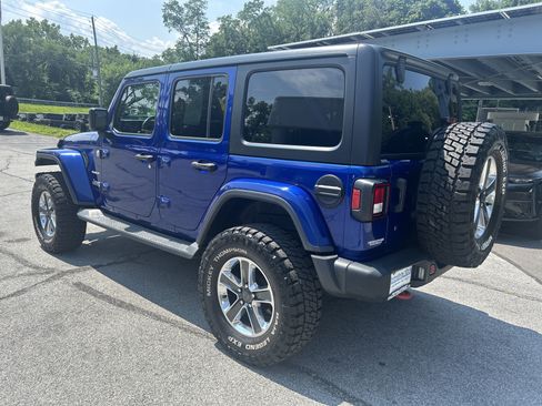 Used 2018 Jeep Wrangler Unlimited Sahara AWD/4WD image 8