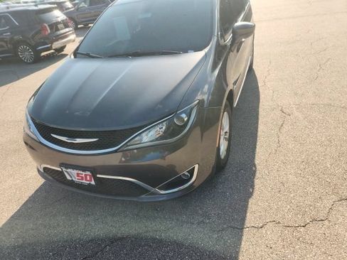 Used 2018 Chrysler Pacifica Touring-L FWD image 17
