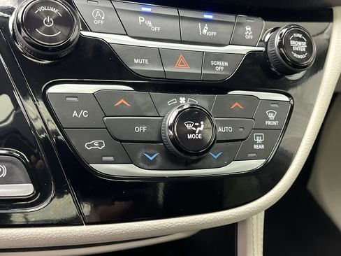 Used 2024 Chrysler Pacifica Limited FWD image 24