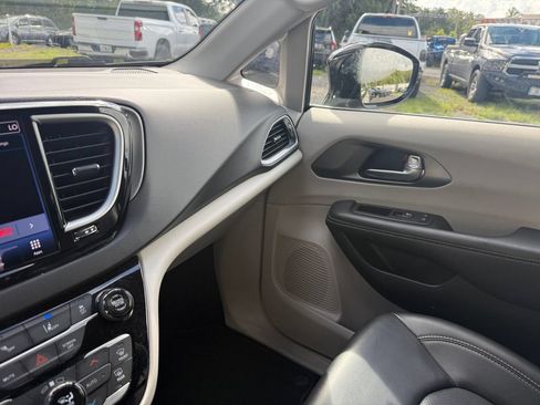 Used 2024 Chrysler Pacifica Touring-L FWD image 24