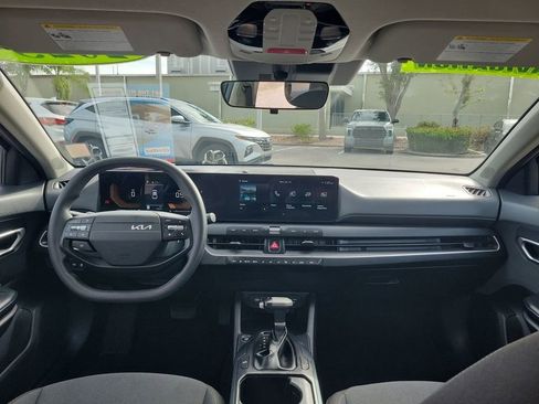 Used 2025 Kia K4 LXS image 2