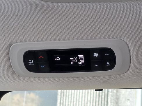 Used 2023 Chrysler Pacifica Touring-L FWD image 10