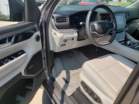 Used 2022 Jeep Wagoneer Series II AWD/4WD image 12
