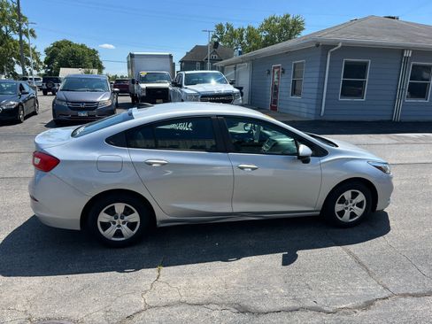 Used 2017 Chevrolet Cruze LS FWD image 8