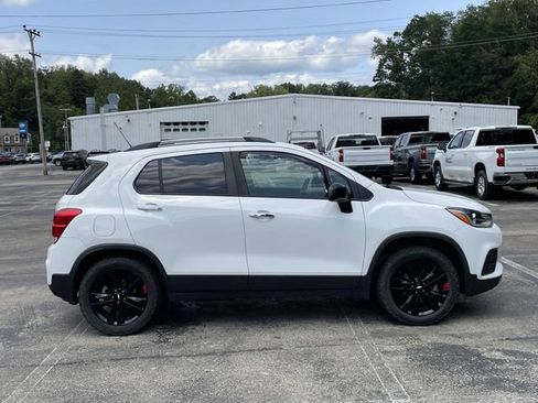 Used 2018 Chevrolet Trax LT w/ Sun & Sound Package AWD/4WD image 3
