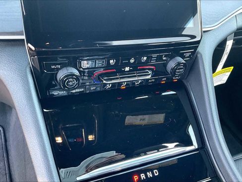 New 2025 Jeep Grand Cherokee Limited w/ Luxury Tech Group II image 18