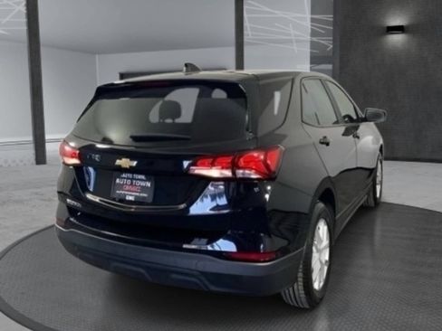 Used 2022 Chevrolet Equinox LS w/ LS Convenience Package FWD image 3