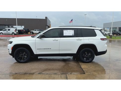 Used 2025 Jeep Grand Cherokee L Altitude RWD image 5