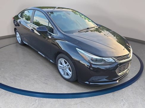 Used 2017 Chevrolet Cruze LT w/ Convenience Package FWD image 3
