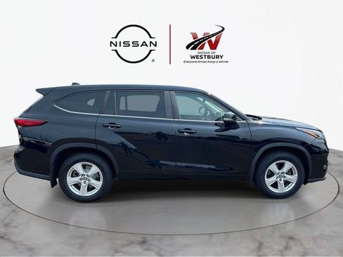 Used 2023 Toyota Highlander LE FWD image 5