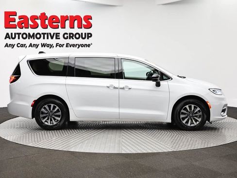 Used 2024 Chrysler Pacifica Select image 3